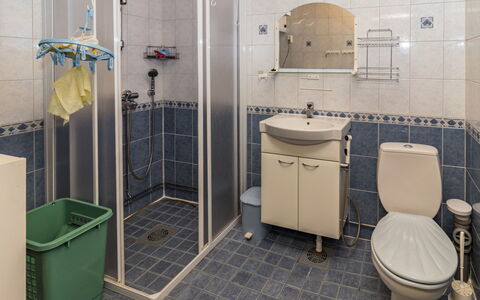 Pohjaslahdentie 17 B: Toilet Seat, Plumbing Fixture, Bathroom, Toilet, Sink, Flooring, Floor, Bathroom Sink, Interior Design, Plumbing