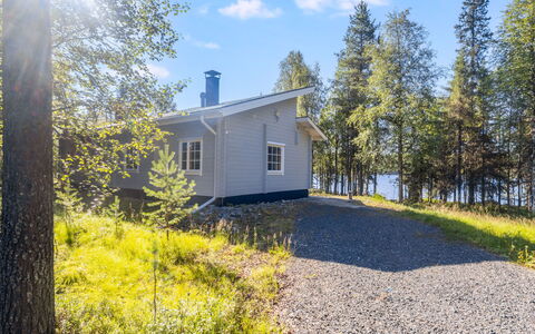 Pohjaslahdentie 17 B: Tree, House, Cottage, Home, Land Lot, Roof, Siding, Larch, Estate