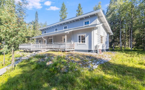 Pohjaslahdentie 17 B: Tree, Building, House, Home, Roof, Cottage, Land Lot, Siding, Estate