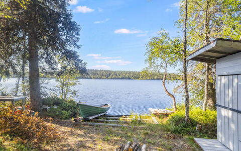 Pohjaslahdentie 17 B: Water, Body Of Water, Natural Environment, Nature, Natural Landscape, Bank, Landscape, Lake, Shore