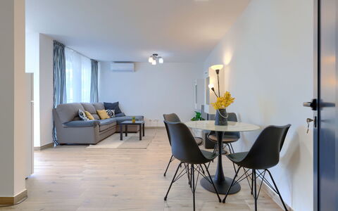 Accommodation:&nbsp;La Mar 2 441.2