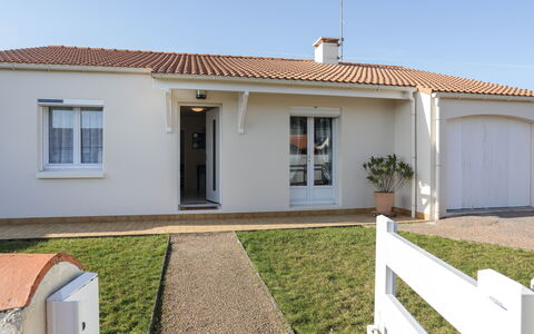 Les Pêcheries: Sky, Property, Window, Building, Plant, Land Lot, House, Cottage, Door, Line