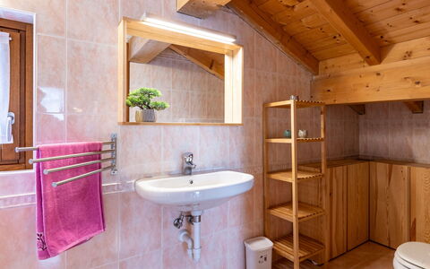 Giove: Mirror, Tap, Sink, Property, Plumbing Fixture, Bathroom, Bathroom Sink, Building, Wood, Interior Design