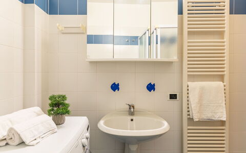 Cremia 615: Tap, Plumbing Fixture, Property, Sink, Bathroom Sink, Bathroom, Azure, Interior Design, Purple, Lighting
