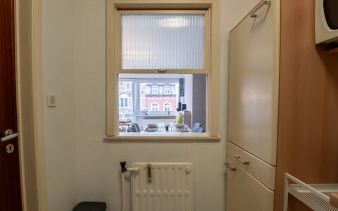 Centrally Located Graaf Jan: Building, Window, Door, Wood, Gas, Ceiling, House, Hardwood