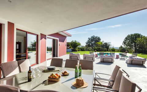 Recanto Murta V6 Vip Properties: Table, Property, Furniture, Chair, Flowerpot, Plant, Tableware, Sky, Building, Shade