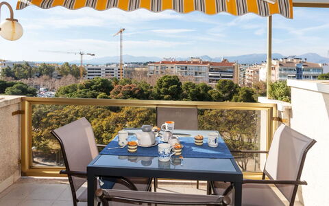 Luxury Atic Cambrils: Plant, Building, Sky, Window, Tree, House, Land Lot, Neighbourhood, Urban Design, Residential Area