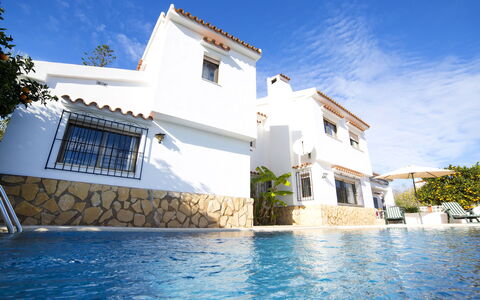 Casa Las Mañas: Plant, Building, Sky, Window, Tree, House, Land Lot, Neighbourhood, Urban Design, Residential Area