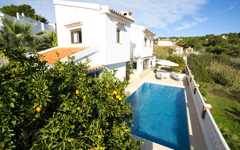 Casa Las Mañas: Plant, Building, Sky, Window, Tree, House, Land Lot, Neighbourhood, Urban Design, Residential Area