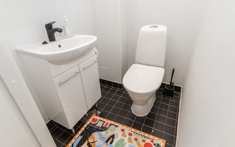Hillaniitty: Flooring, Toilet Seat, Floor, Plumbing Fixture, Toilet, Interior Design, Bathroom, Tile, Plumbing