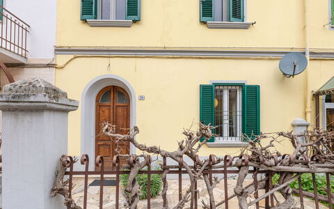 Il Cortile: Window, Property, Plant, Azure, Wood, Building, Architecture, Fence, Neighbourhood
