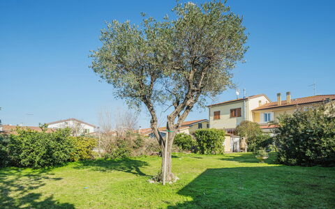 La Casa dei Limoni di Valeria: Sky, Plant, Daytime, Natural Landscape, Building, Tree, Land Lot, Sunlight, Grass, Neighbourhood