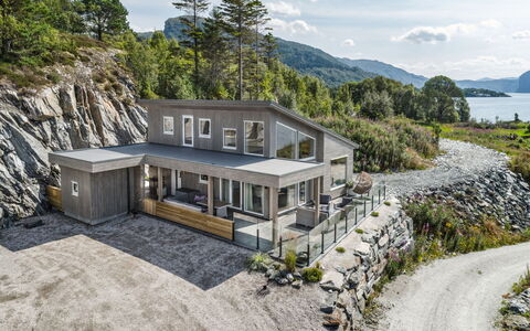 Hildebu: Sky, Cloud, Plant, Building, Property, Mountain, Window, House, Tree, Land Lot