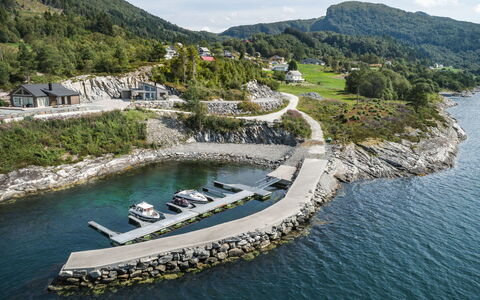 Hildebu: Water, Mountain, Boat, Sky, Cloud, Watercraft, Natural Landscape, Coastal And Oceanic Landforms, Lake, Bank
