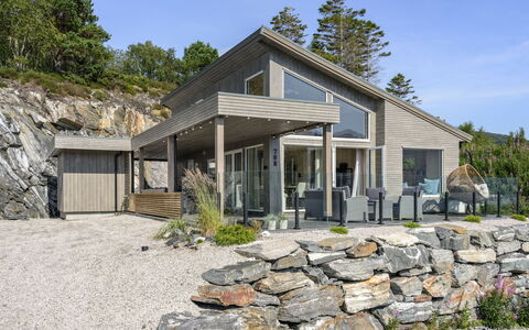 Hildebu: Plant, Sky, Property, Plant Community, Building, Tree, Land Lot, House, Window, Cottage
