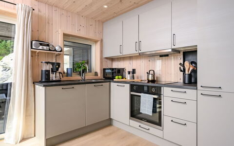 Hildebu: Countertop, Cabinetry, Kitchen Appliance, Kitchen Stove, Kitchen, Wood, Interior Design, Home Appliance, Building, Kitchen Sink