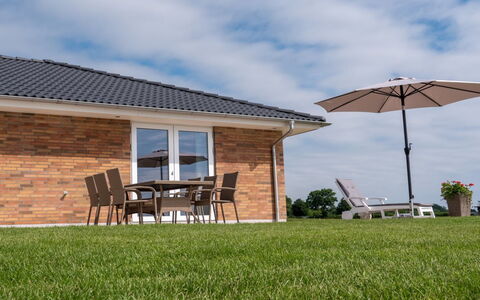 Volmar - 10M from the Sea: Blue, Shrub, Cottage, Groundcover, Garden, Estate, Shade, Landscaping, Farmhouse, Eco Hotel