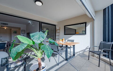 Horizon Golf: Plant, Furniture, Table, Flowerpot, Houseplant, Building, Chair, Living Room, Flooring, Floor