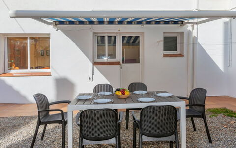 Can Can Grau: Table, Furniture, Property, Window, Chair, Wood, Shade, Building, Interior Design, Outdoor Table