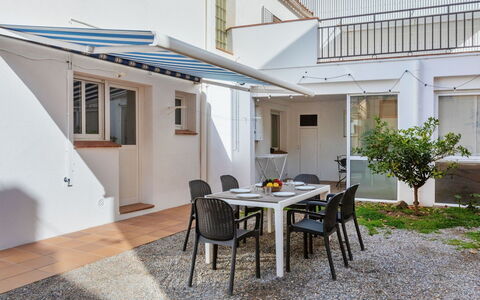Can Can Grau: Table, Furniture, Plant, Window, Building, Chair, Interior Design, Wood, Flooring, Houseplant