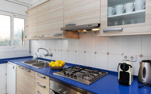Can Can Grau: Countertop, Cabinetry, Property, Kitchen Sink, Kitchen Stove, Tableware, Blue, Gas Stove, Tap, Kitchen Appliance
