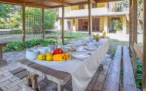 La Mora: Table, Plant, Furniture, Tableware, Decoration, Building, Chair, Tablecloth, Interior Design, Outdoor Furniture