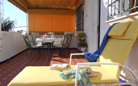 Apartamento Playa De Regla: Furniture, Table, Interior Design, Chair, Wood, Flooring, Window, Living Room, Couch, Leisure