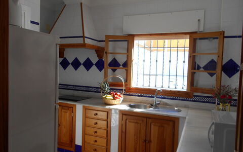 Apartamento Playa De Regla: Cabinetry, Property, Furniture, Kitchen Sink, Sink, Tap, Countertop, Window, Wood, Kitchen