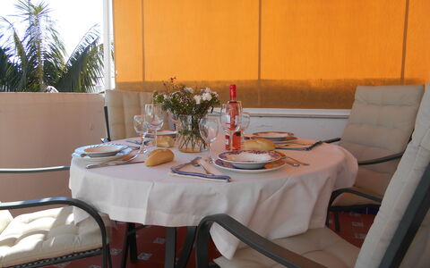 Apartamento Playa De Regla: Tableware, Table, Furniture, Property, Chair, Dishware, Tablecloth, Textile, Plate, Interior Design