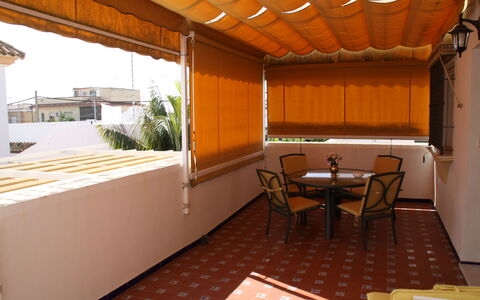 Apartamento Playa De Regla: Property, Building, Wood, Table, Interior Design, Shade, Architecture, Floor, House, Flooring