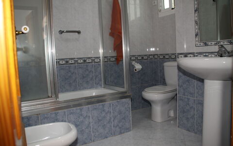 Apartamento Playa De Regla: Plumbing Fixture, Property, Bathroom, Purple, Plant, Sink, Interior Design, Bathtub, Shower
