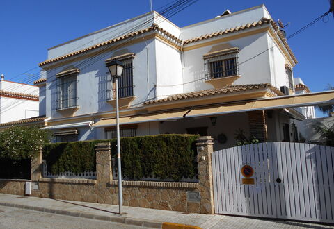 Apartamento Playa De Regla: Sky, Property, Window, Building, House, Residential Area, Real Estate, Facade, Roof
