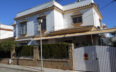 Apartamento Playa De Regla: Sky, Property, Window, Building, House, Residential Area, Real Estate, Facade, Roof
