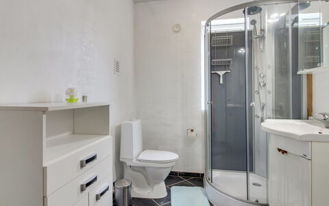 Ilsabe - 25Km from the Sea: Wall, Plumbing Fixture, Flooring, Interior Design, Floor, Sink, Toilet, Bathroom, Ceiling, Bathroom Sink