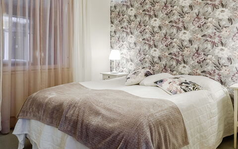 Saajola: Interior Design, Furniture, Linens, Bedroom, Bed Sheet, Flooring, Textile, Floor, Bed, Ceiling