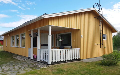 Saajola: Building, Window, Wood, Roof, House, Cottage, Siding, Home, Land Lot, Door