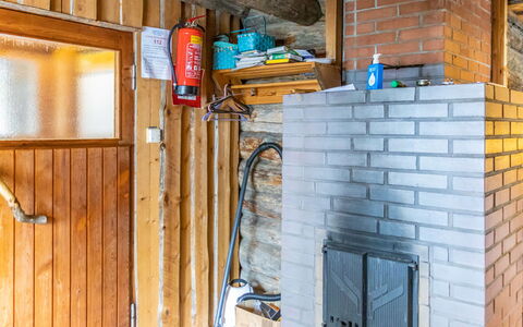 Kelomökki 2: Wood, Ceiling, Wood Stain, Log Cabin, Hardwood, Beam, Plank, Lumber, Hearth, Chimney