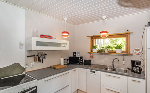 Mokko-Mökki: Kitchen, Kitchen Appliance, Countertop, Interior Design, Major Appliance, Wood, Ceiling, Flooring, Cabinetry, Light Fixture