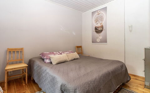 Mokko-Mökki: Bedroom, Floor, Flooring, Bed, Wood, Interior Design, Bed Sheet, Ceiling, Bedding, Furniture