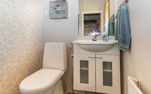 Mokko-Mökki: Toilet Seat, Bathroom, Bathroom Sink, Toilet, Plumbing Fixture, Sink, Flooring, Floor, Interior Design, Tap