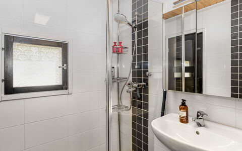Mokko-Mökki: Plumbing Fixture, Bathroom, Wall, Interior Design, Flooring, Floor, Sink, Toilet, Ceiling, Plumbing