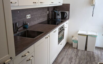 Gruppe Rothaarsteig 2 Wohneinheiten 110.2: Cabinetry, Countertop, Kitchen Sink, Sink, Building, Wood, Kitchen, Tap, Interior Design, Flooring