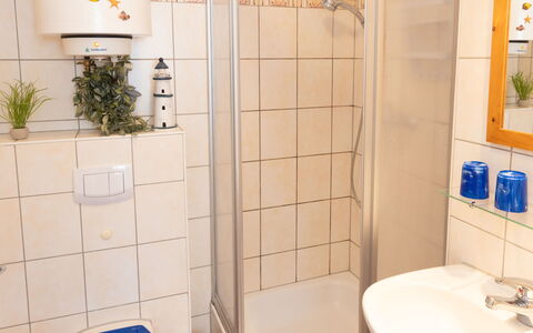 Henneberg: Bathroom Sink, Interior Design, Plumbing Fixture, Bathroom, Flooring, Sink, Floor, Plumbing, Room, Tap