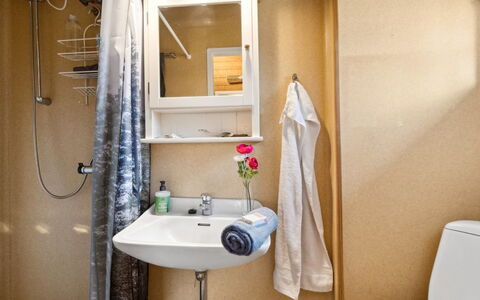 Bonde - 800M to the Fjord: Interior Design, Floor, Flooring, Plumbing Fixture, Room, Bathroom, Bathroom Sink, Plumbing, Sink, Mirror