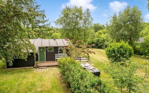 Bonde - 800M to the Fjord: Shrub, Cottage, Garden, Rural Area, Groundcover, Lawn, Yard, Landscaping, Backyard