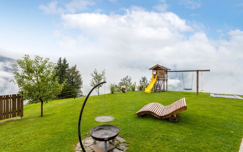 Hocheben: Cloud, Sky, Plant, Property, Natural Landscape, Tree, Land Lot, Outdoor Furniture, Shade, Grass