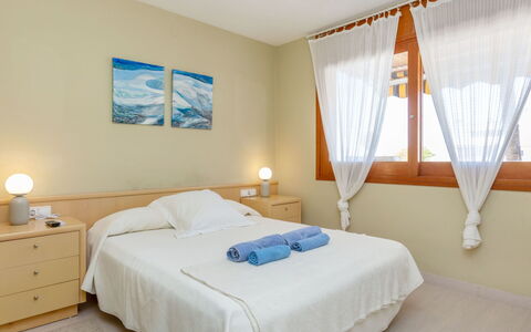 Luxus: Furniture, Interior Design, Wood, Floor, Ceiling, Flooring, Room, Lighting, Bed, Bedroom