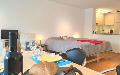 Haus Arabelle Apt.4: Table, Property, Furniture, Building, Comfort, Bottle, Interior Design, Wood, Wine, Bed Frame
