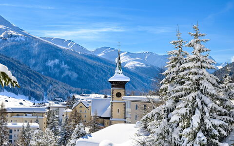 Haus Arabelle Apt.4: Sky, Mountain, Snow, Building, Window, Blue, Azure, Tree, Slope, Cloud