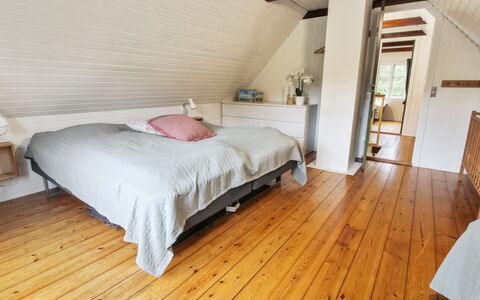 Hila: Flooring, Floor, Wood Flooring, Interior Design, Furniture, Bedroom, Wood, Bed, Ceiling, Laminate Flooring